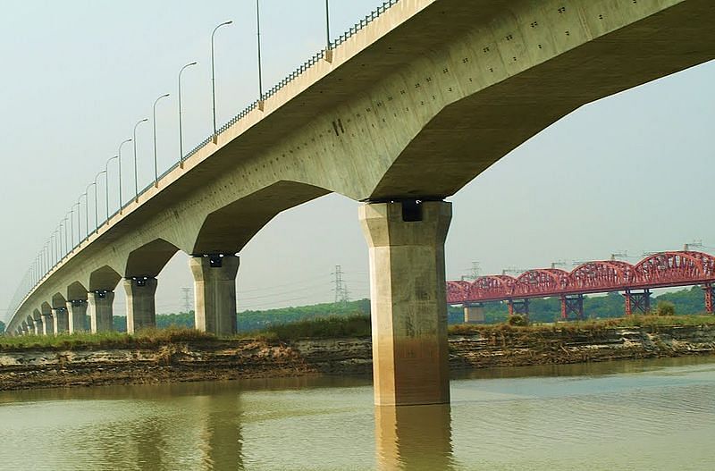 Lalon Shah Bridge on Padma river in Pakshey area of Ishwardi upazila of Pabna district. Photo taken from Wikimedia commons.