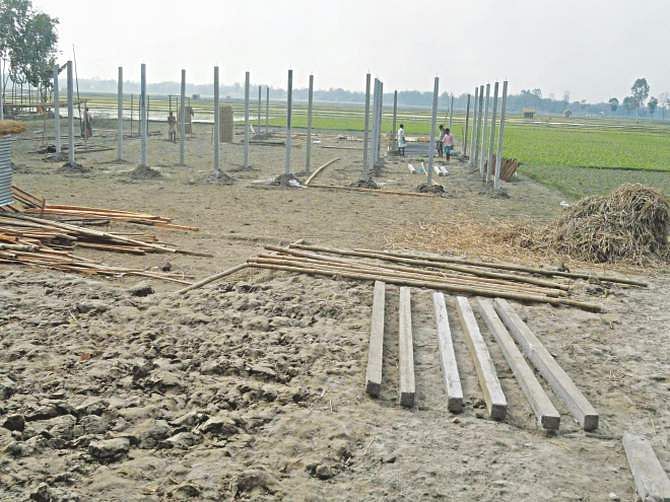 An Awami Leaguer is getting structures built on a piece of land that belongs to Bhabani Kanta Sen at Rasulpur of Patgram upazila in Lalmonirhat. Photo: Star/File
