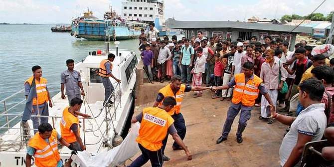 Coast Guard members recover a body at Mawa Ghat in Lauhajang upazila of Munshiganj on Friday. The body was of the missing victims of Pinak-6 that capsized in Padma river on Monday. Photo: STAR