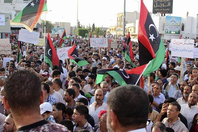 Demonstrators protest against the Libyan parliament's decision to call on the United Nations and the Security Council to intervene to protect civilians and state institutions in Libya, in Misrata, east of Tripoli August 15, 2014. Photo: Reuters