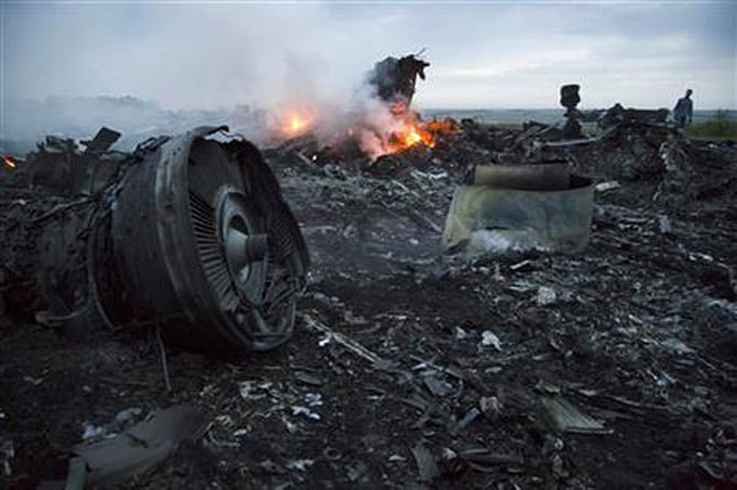 The site of a Malaysia Airlines Boeing 777 plane crash is seen near the settlement of Grabovo in the Donetsk region, July 17, 2014. Photo: Reuters