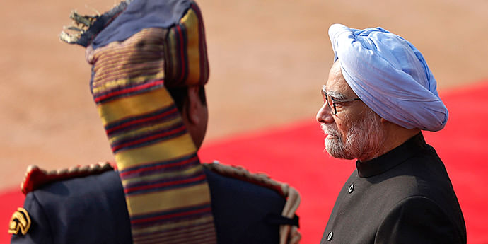 Indian Prime Minister Manmohan Singh (R) stands next to a member of presidential staff during the ceremonial reception of Maldives President Abdulla Yameen at the forecourt of India's presidential palace Rashtrapati Bhavan in New Delhi January 2, 2014.