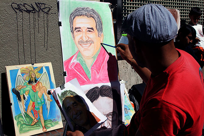 A street artist draws a portrait of Colombian writer Gabriel Garcia Marquez, along a street in Bogota on Friday. Photo: Reuters