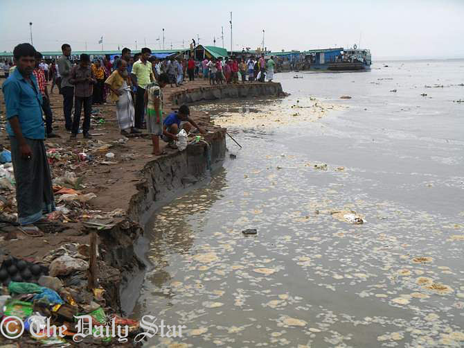  People gather on the bank of Padma river at Mawa Ghat in Munshiganj after river bank erosion. Photo: STAR