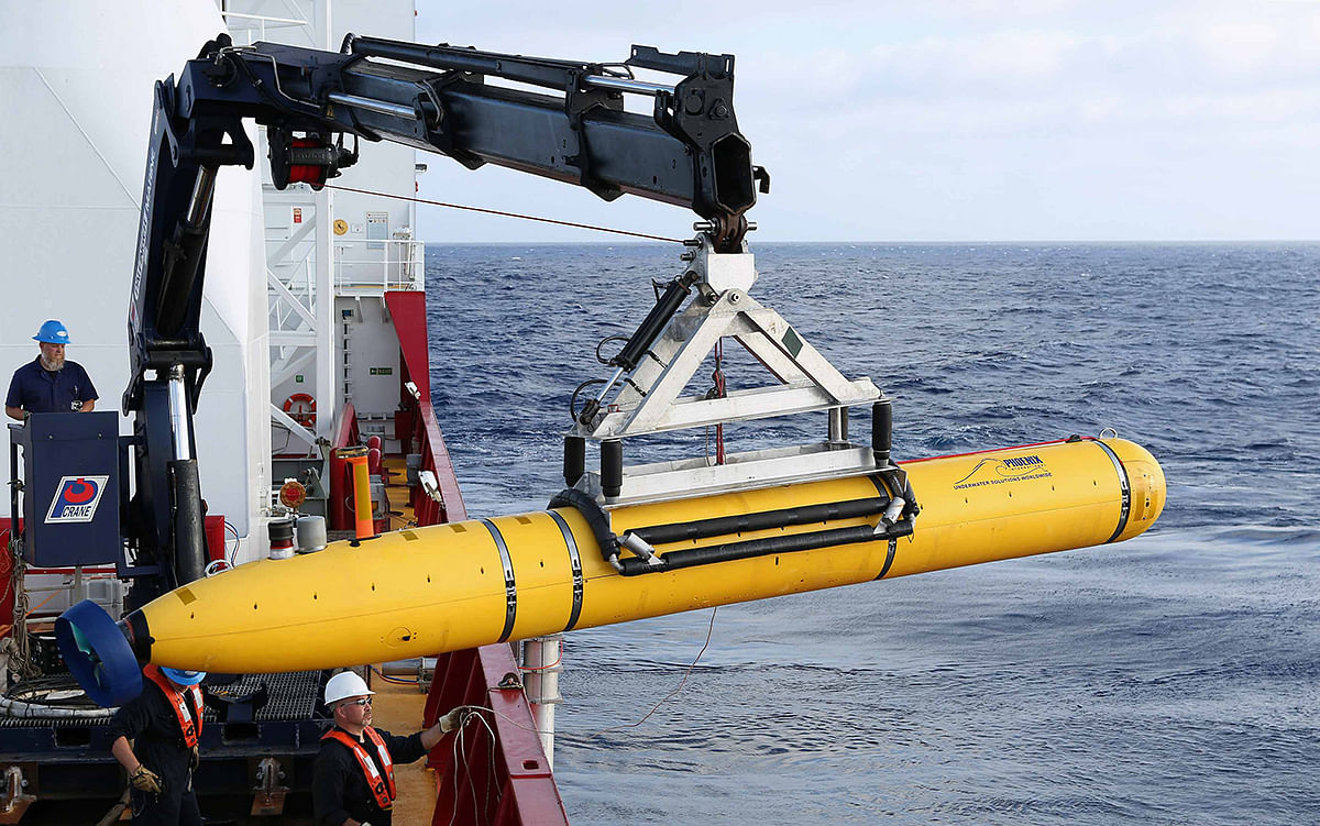 Crew aboard the Australian Defence Vessel Ocean Shield move the US Navy's Bluefin-21 autonomous underwater vehicle into position for deployment in the southern Indian Ocean to look for the missing Malaysia Airlines flight MH370, April 14, 2014. Photo: Reuters