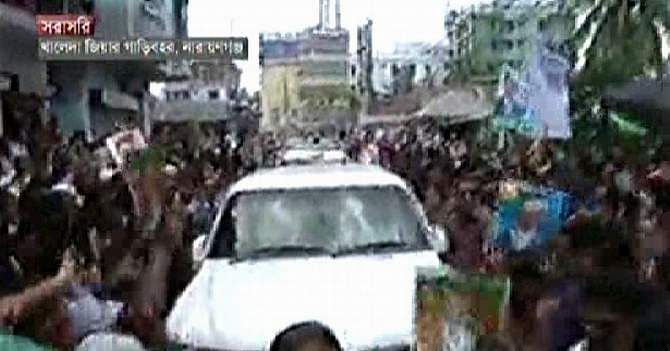 Narayanganj people stand on the roads to welcome BNP Chairperson Khaleda Zia after she reaches the district Tuesday. Photo: TV grab