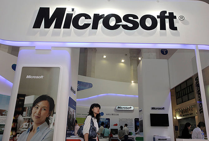 A visitor walks past a Microsoft booth at a computer software expo in Beijing, June 2, 2010. Photo: Reuters