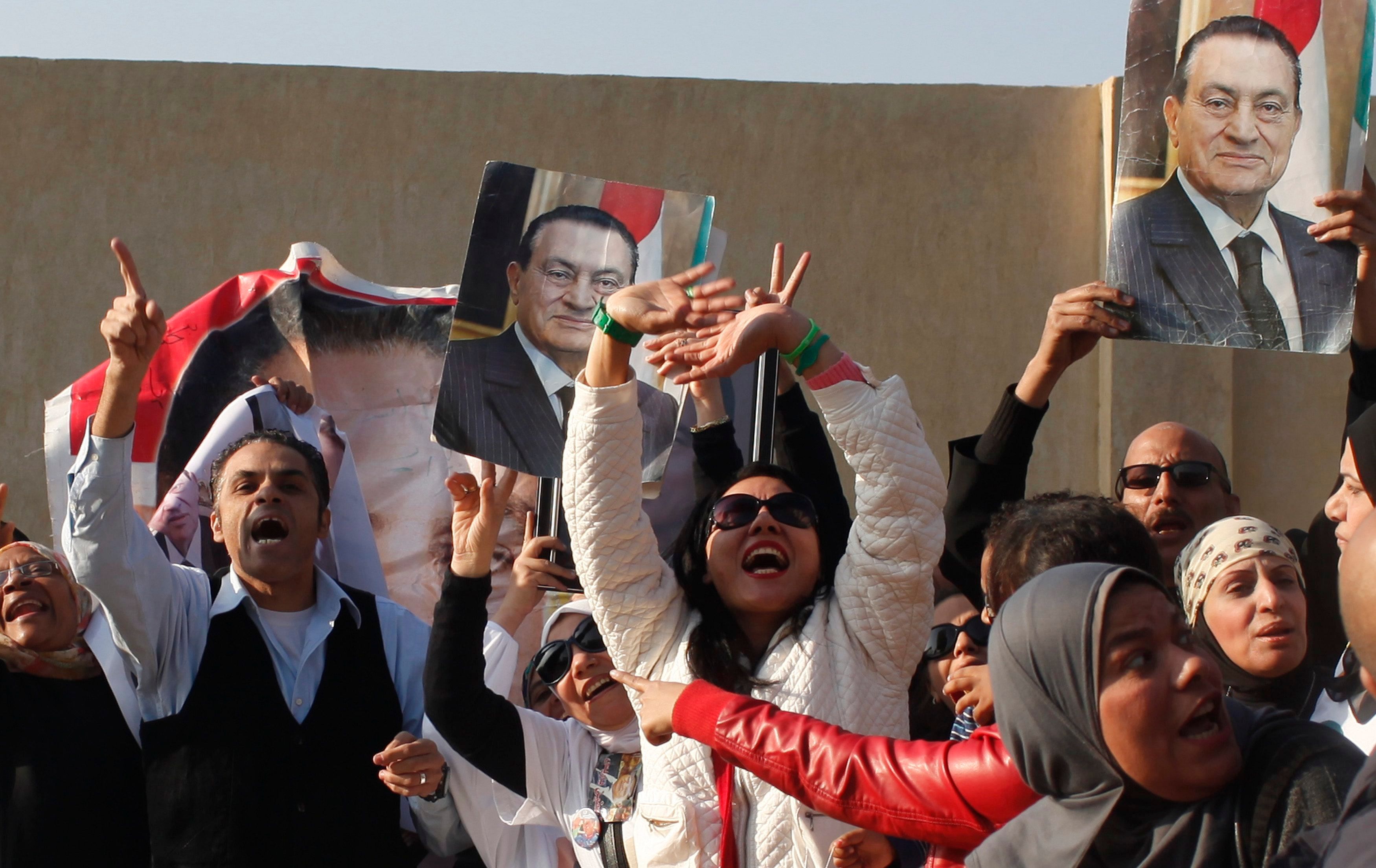 Supporters of former Egyptian President Hosni Mubarak chant slogans as they wait for him to be transferred to a court, in front of Maadi military hospital in Cairo November 29, 2014. Photo: Reuters