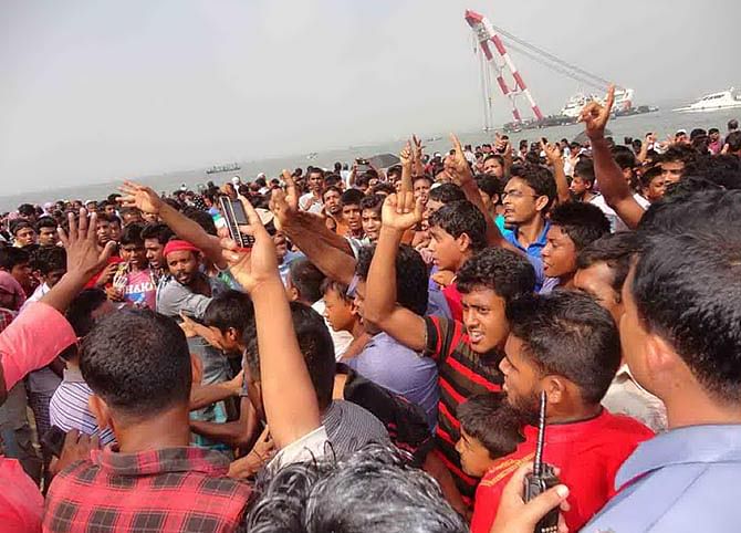 A crowd waits on the shore at Meghna river in Doulatpur of Gazaria in Munshiganj where a launch with over 200 passengers capsized Friday morning. Photo: Star