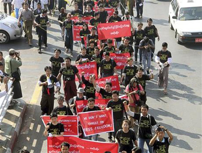Myanmar journalists shout slogans while marching through Yangon, Tuesday, Jan. 7, 2014, in Myanmar. Photo: AP 