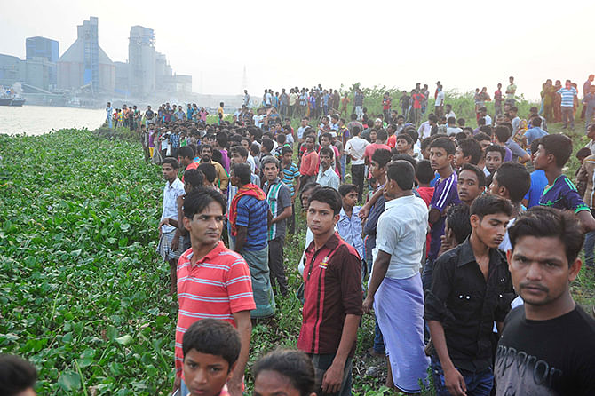 The Daily Star photo shows locals gather on the back of the Shitalakkhya river to see recovery of the bodies of Narayanganj City Corporation panel mayor Nazrul Islam and six others from there on Wednesday and Thursday.