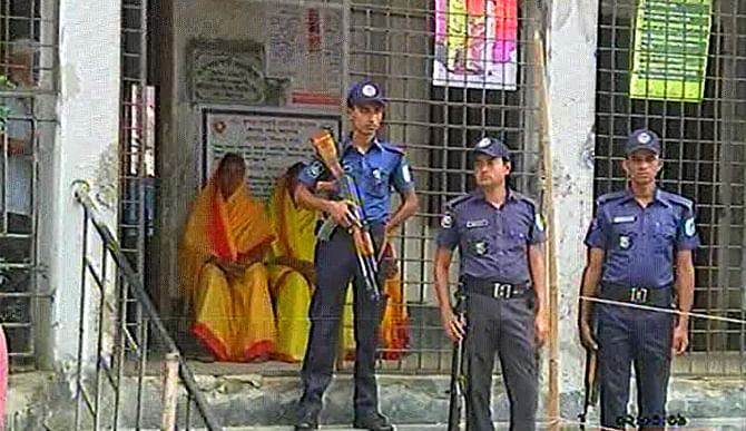 The election athorities have deployed a considerable ammount of law enforcers during the Narayanganj 5 by-polls on Thursday. Photo: TV grab