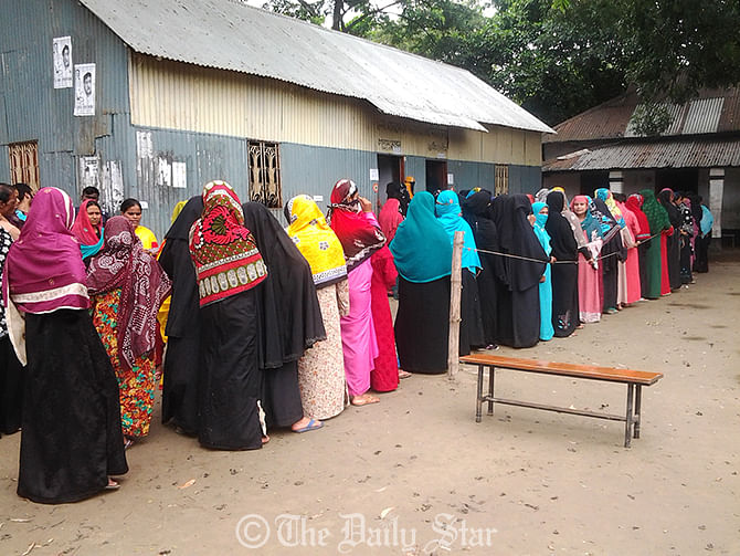 Female voters queue for casting their votes in the Narayanganj 5 by-polls at Gharmora Government Primary School polling centre in Bandar upazila in Narayanganj on Thursday. Photo: Rashed Shumon