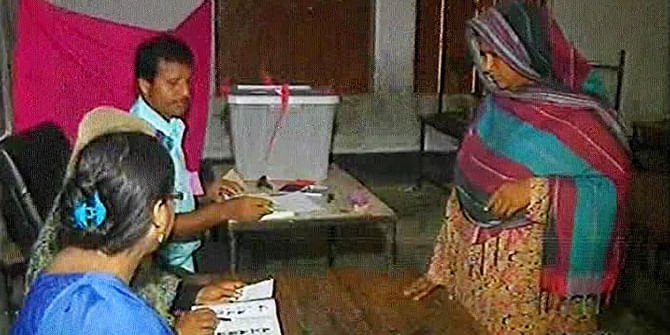 Voting in the Narayanganj 5 by-polls has been going on at a poling centre in Narayanganj on Thursday. Photo: TV grab