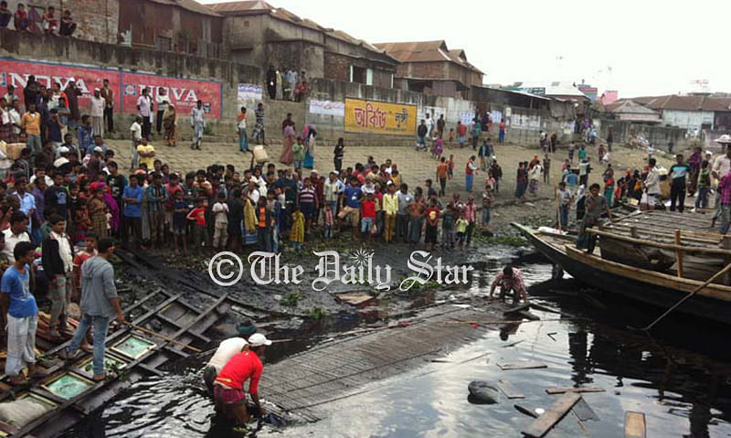 Locals gather at the shore of Bibin Shaha ghat in Meghna River after three people including two of a family drown as boat carrying 40 people capsizes in Narsingdi Sadar upazila on Saturday, January 17, 2015. Photo: STAR
