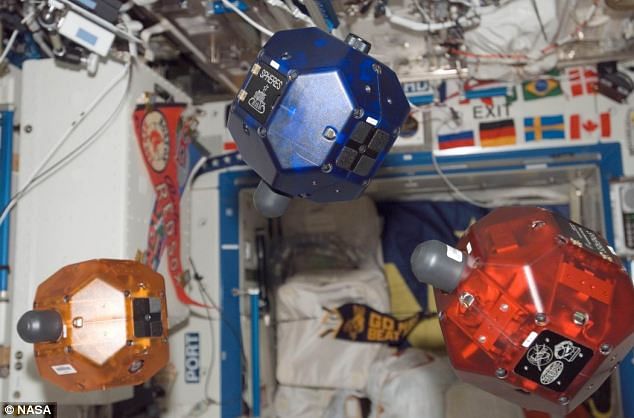 Nasa's robo-helpers floating on the ISS: This week they will get an upgrade giving them 3D vision. The photo is taken from the Daily Mail website.