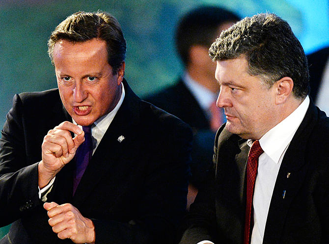 Ukrainian President Petro Poroshenko (R) and British Prime Minister David Cameron talk at the NATO-Ukraine meeting during the NATO Summit at the Celtic Manor Resort in Newport, Wales, September 4, 2014. Photo: Reuters