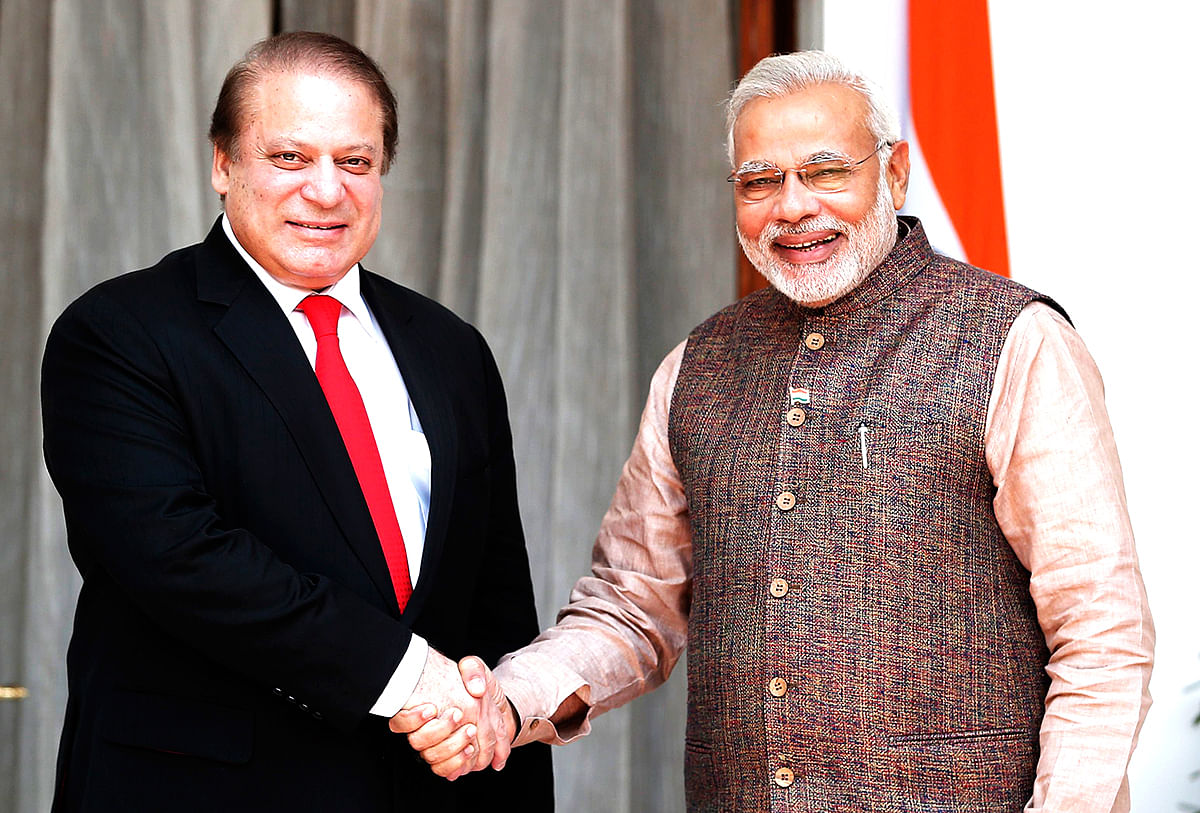India's Prime Minister Narendra Modi (R) shakes hands with his Pakistani counterpart Nawaz Sharif before the start of their bilateral meeting in New Delhi May 27, 2014. Photo: Reuters