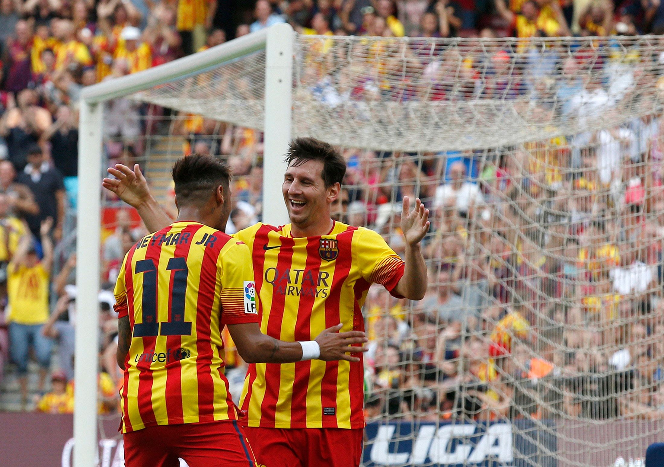 Barcelona's Neymar (L) celebrates his second goal against Athletic with team mate Lionel Messi during their Spanish first division soccer match at Nou Camp stadium in Barcelona September 13, 2014. Photo: Reuters 