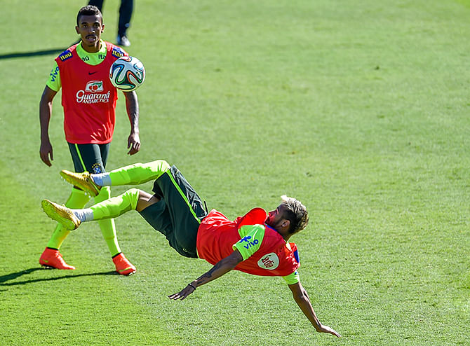 Neymar (R) of Brazil kicks the ball during a training session at the Sesc Club on June 27, 2014 in Belo Horizonte, Brazil. Photo: Getty Images