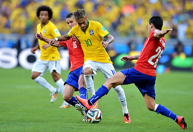 Neymar of Brazil is challenged by Felipe Gutierrez (L) and Charles Aranguiz of Chile during the 2014 FIFA World Cup Brazil round of 16 match between Brazil and Chile at Estadio Mineirao on June 28, 2014 in Belo Horizonte, Brazil. Photo: Getty Images