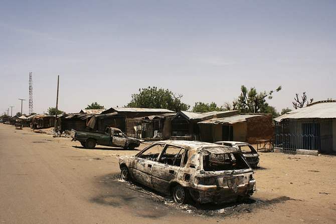 A burnt car is seen along a road in Buni Gari village in Nigeria's northeastern state of Yobe, April 6, 2014. Islamist militants attacked a remote town in northeast Nigeria's Yobe state on Saturday, killing 17 people including five who were worshipping at a mosque, witnesses said. Photo: Reuters