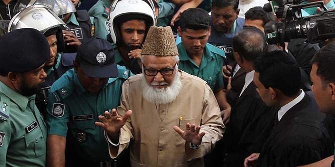  This undated file photo shows Jamaat-e-Islami leader Motiur Rahman Nizami (c) being taken before a court. 
