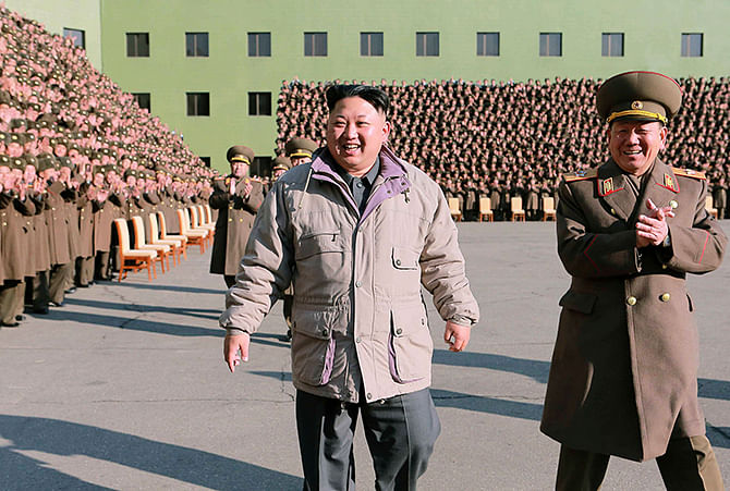 North Korean leader Kim Jong Un has a photo session with participants in the second meeting of KPA logistic personnel in this undated photo released by North Korea's Korean Central News Agency (KCNA) in Pyongyang December 25, 2014. Photo: Reuters