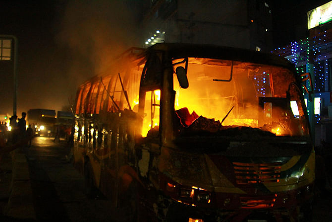 Picketers set off fire off a bus at Kazla (Near Toll plaza of Mayor Hanif Flyover, Kazla Petrol Pump Side), Jatrabari in Dhaka at about 8.00pm. Photo taken from Facebook/ Rabiul Hossain Rudro