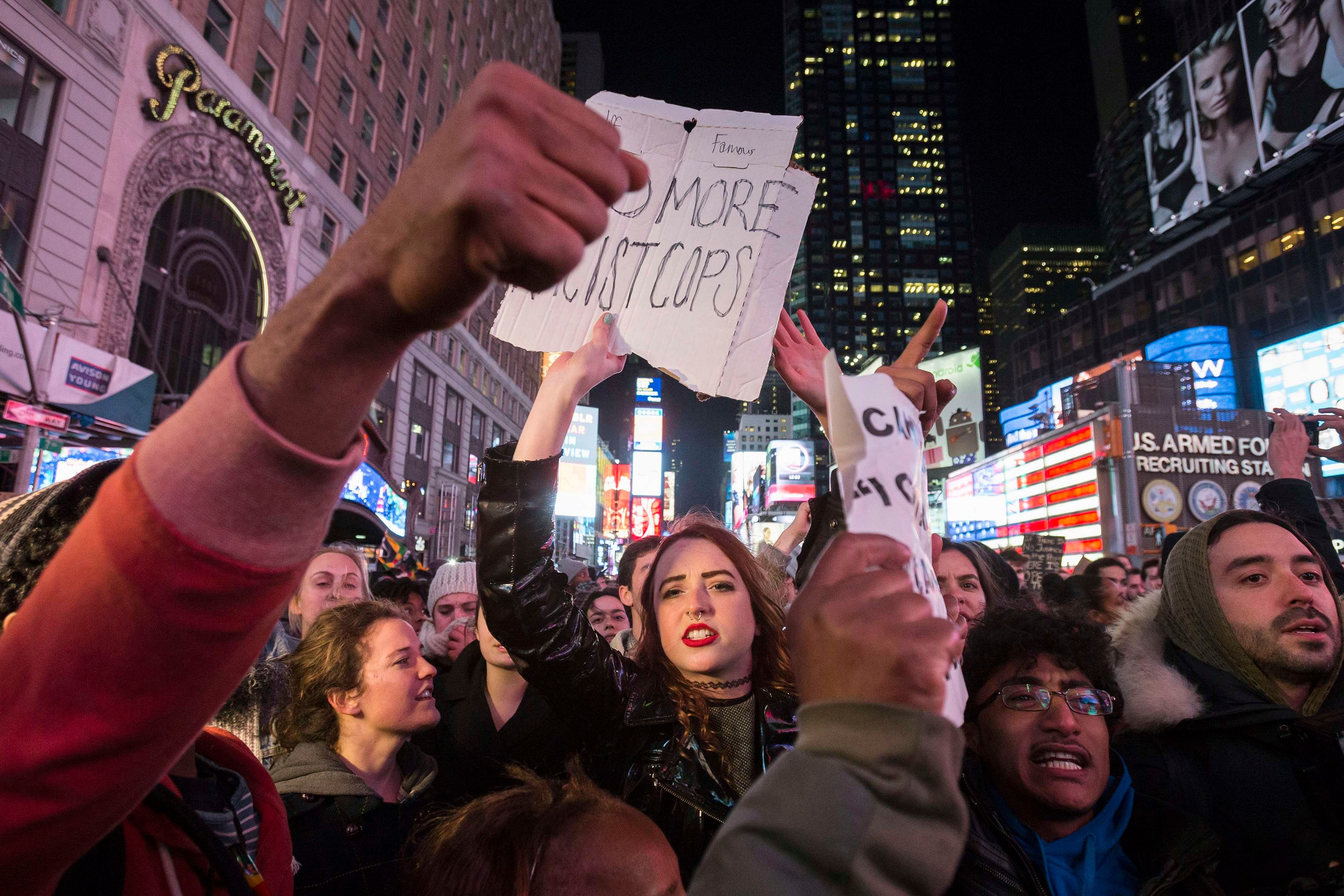 Protesters shout slogans as they demand justice for the death of Eric Garner, while waving placards through Times Square in the Manhattan borough of New York December 3, 2014. Photo: Reuters 