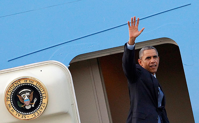 U.S. President Barack Obama waves as he leaves Yangon Airport November 14. Photo: Reuters 