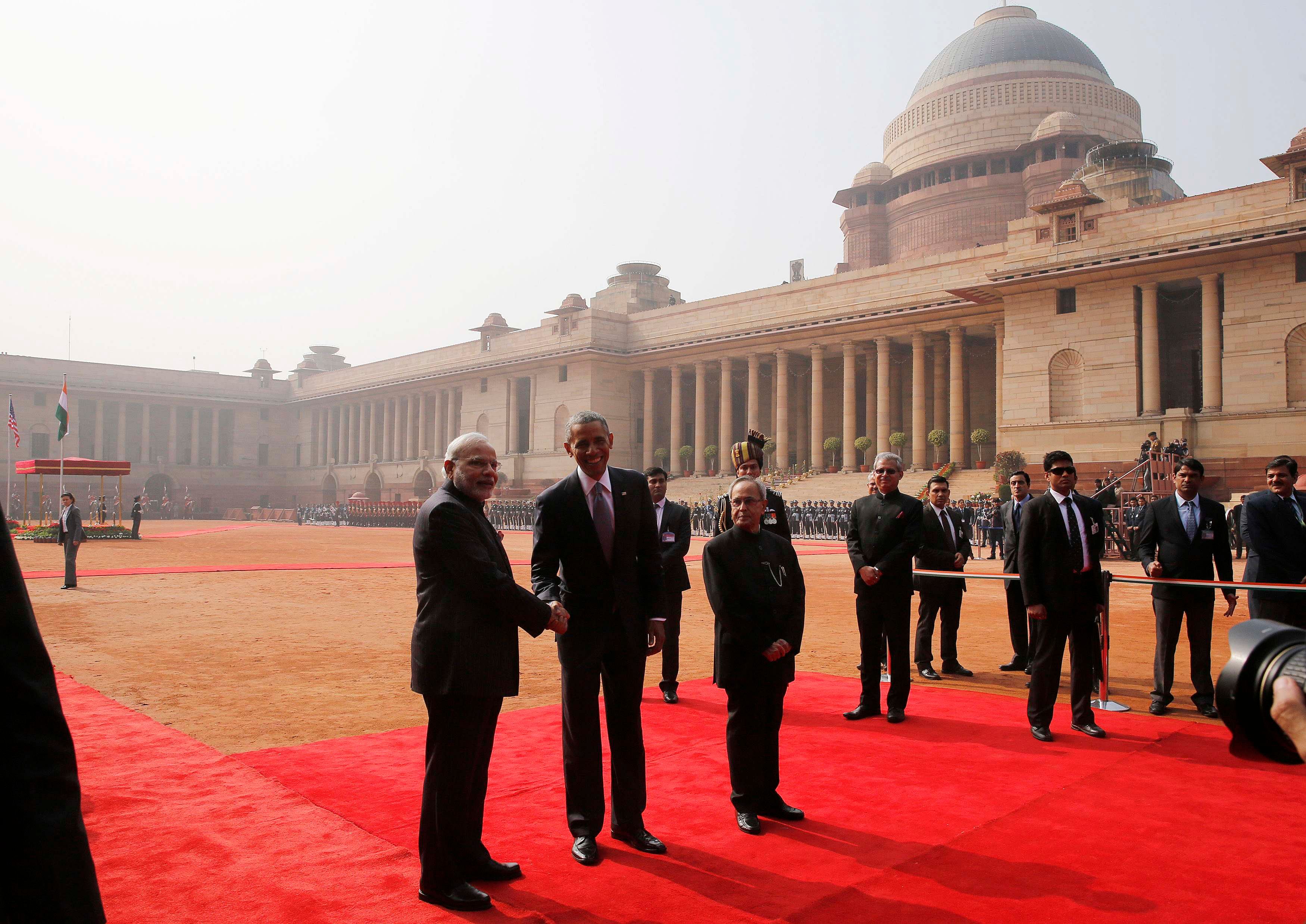 US President Barack Obama (C) shakes hands with India's Prime Minister Narendra Modi (L) as they stand with President Pranab Mukherjee in front of the Rashtrapati Bhavan presidential palace in New Delhi January 25, 2015. Photo: Reuters