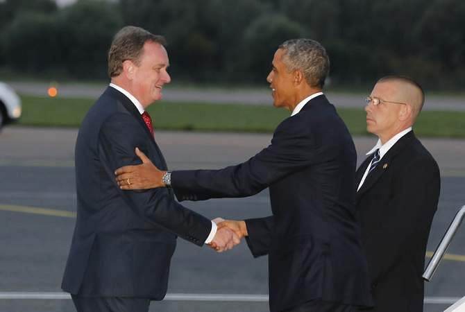 US President Barack Obama (C) is greeted by Estonia's Foreign Minister Urmas Paet after arriving at Tallinn Airport in Tallinn, September 3, 2014. Photo: Reuters
