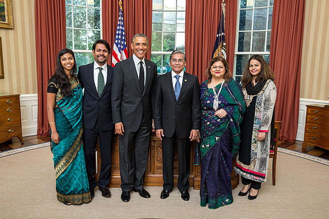 Newly appointed Bangladesh Ambassador to US Mohammad Ziauddin and his family members pose for a photo session with President Barak Obama in the White House on Thursday (US time). Photo: Courtesy