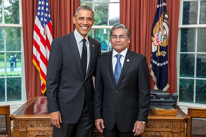 Newly appointed Bangladesh Ambassador to US Mohammad Ziauddin poses for a photo session with President Barak Obama in the White House on Thursday (US time). Photo: Courtesy