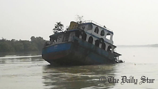 This photo shows oil tanker, Southern Star-7, carrying 3.58 lakh litres of furnace oil, sinks in the Shela river in Sundarbans after being hit by a cargo vessel in Mongla early Tuesday. Photo: Star