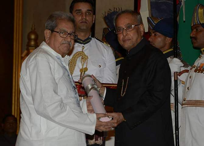 Prof Anisuzzaman is receiving the Padma Bhusan award from the Indian President Pranab Mukherjee at the Civil Investiture Awards Ceremony at the Durbar Hall of Rashtrapati Bhavan in New Delhi, India March 31. Photo: High Commission of India
