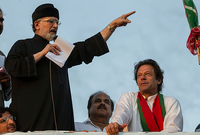 Tahir ul-Qadri, Sufi cleric and opposition leader of political party Pakistan Awami Tehreek (PAT), addresses supporters while flanked by Imran Khan (R), chairman of the opposition Pakistan Tehreek-e-Insaf (PTI) political party, in Islamabad September 2, 2014.  Photo: Reuters