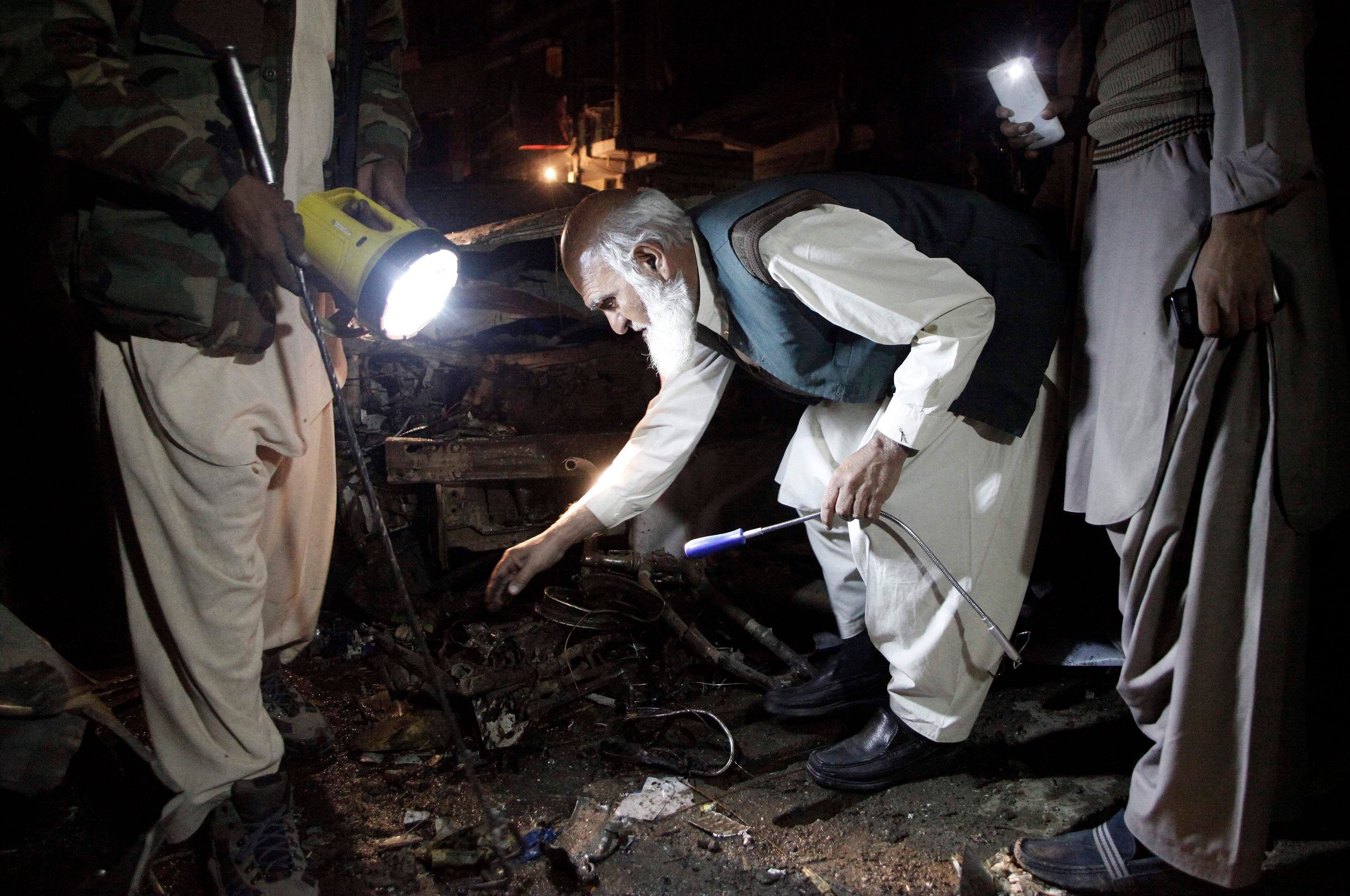 A security officer collects evidence from the site of an explosion in Quetta December 24, 2014. Photo: Reuters