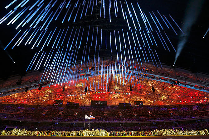 A general view shows performers taking part in the opening ceremony of the 2014 Paralympic Winter Games in Sochi, March 7, 2014. Photo: Reuters