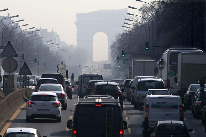 Rush hour traffic fills an avenue leading up to the Arc de Triomphe which is seen through a small-particle haze at Neuilly-sur-Seine, Western Paris, March 13 as warm and sunny weather continues in France. Photo: Reuters