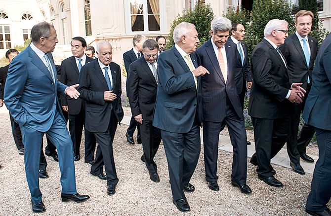 Russia's Foreign Minister Sergey Lavrov (L) talks with Arab League Secretary-General Nabil al-Arabi (2ndL) as Spanish Foreign Minister Jose Manuel Garcia-Margallo (C) speaks with US Secretary of State John Kerry (3rdR) while walking after a family photo at the International Conference on Peace and Security in Iraq, at the Quai d'Orsay in Paris September 15, 2014. Photo: Reuters