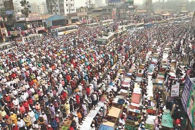 Devotees offer Juma prayers on the Dhaka-Mymensingh highway Friday, as the assembly at the Biswa Ijtema ground on the Turag bank spills over. Photo: STAR