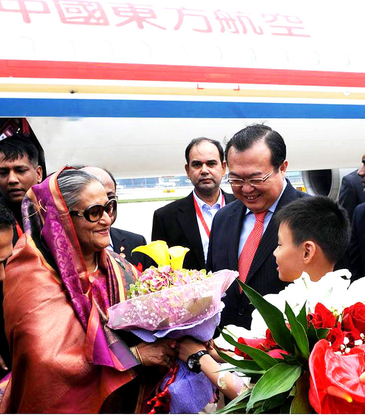 Vice Minister for Foreign Affairs of China Liu Zhenmin welcomes Bangladesh prime minister Shiekh Hasina at Beijing International Airpower. Photo: PID