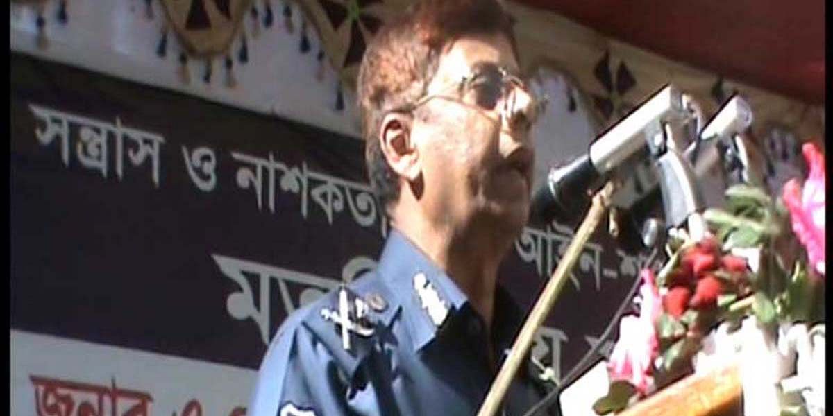 Inspector General of Police (IGP) AKM Shahidul Haque speaks at a view-exchange meeting at Mithapukur Girls’ High School on Friday while compensating the families of two of the victims of an arson attack in Rangpur early Wednesday during the opposition’s countrywide nonstop blockade. Photo: Star