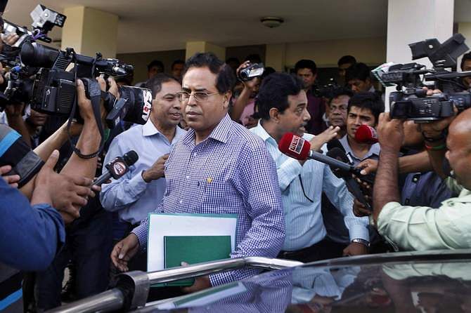 This May 12 photo shows members of an investigation committee headed by Md Shahjahan Ali Mollah, additional secretary to the public administration ministry, talk to reporters on Narayanganj abductions and killings.