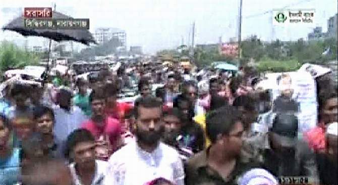 Family members and relatives form a human chain on Dhaka-Chittagong highway at Mouchak in Narayanganj city demanding death penalty for Nur Hossain, the prime accused of Narayanganj seven murders. Photo: TV grab