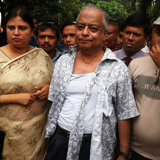 Prof Mahbub Ullah, a pro-BNP teacher of Dhaka University, attends a programme with his torn shirt at Institution of Engineers, Bangladesh where BNP Chairperson Khaleda Zia was addressing a programme. Miscreants assaulted Prof Mahbub Ullah, a pro-BNP teacher of Dhaka University, on the Supreme Court premises in Dhaka on Saturday. Photo taken from Facebook/ Saleh Akon