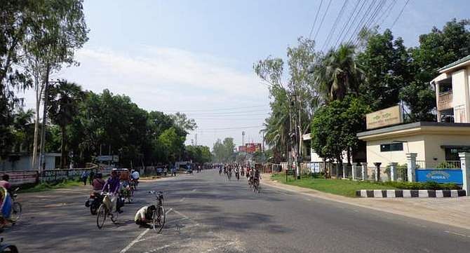 Only bicycles are seen plying on Dhaka-Rangpur highway at Banani intersection in Bogra Sunday following a transport strike enforced by Bangladesh Motor Transport Labour Federation in Rajshahi division. Photo: STAR   