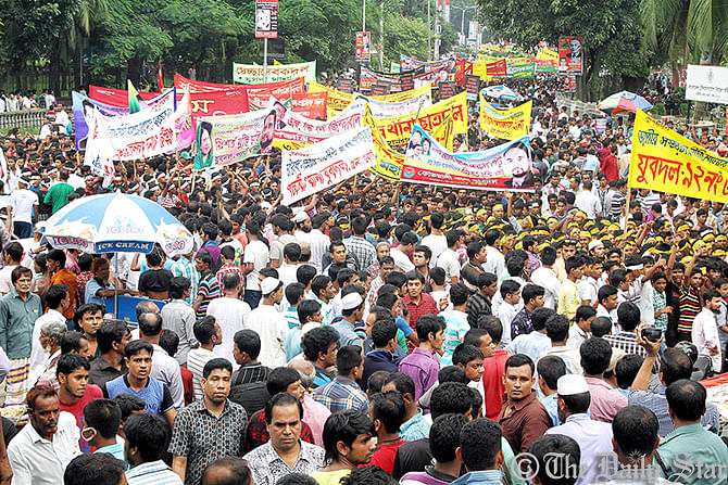 Leaders and activists of BNP-led 20-party alliance throng the rally venue at Suhrawardy Udyan in Dhaka on Tuesday afternoon. Photo: Amran Hossain